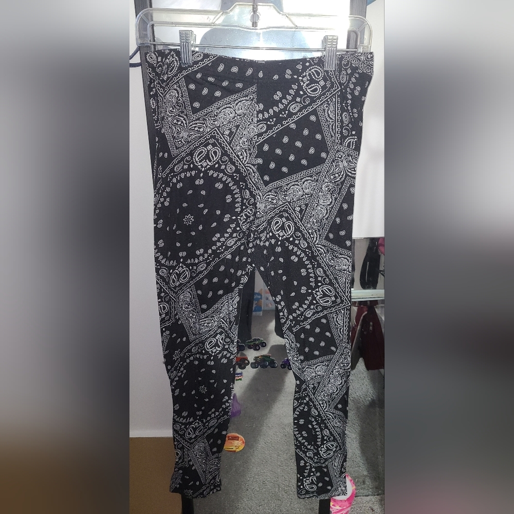 ✨️4/$10✨️SHEIN Bandana Print Leggings